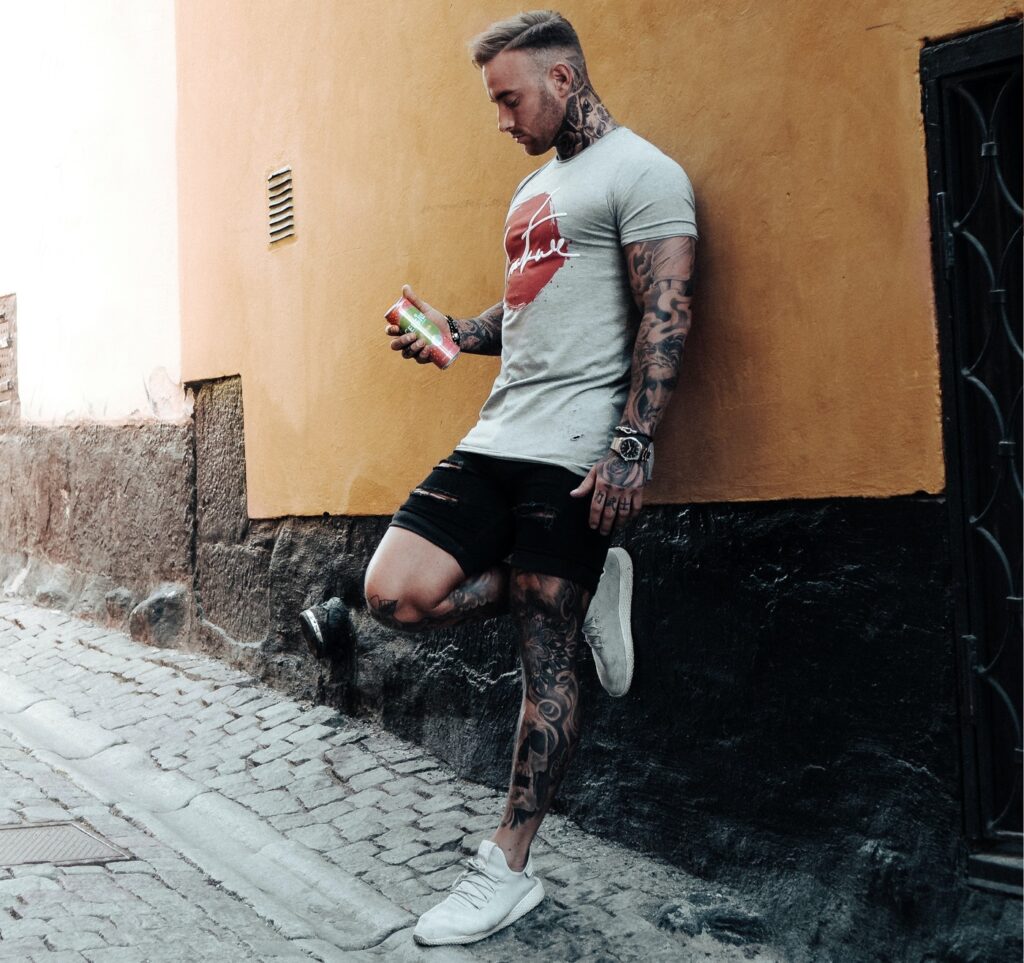 Tatuajes para hombres | ¿Informal o juvenil? - Restauración de cabello